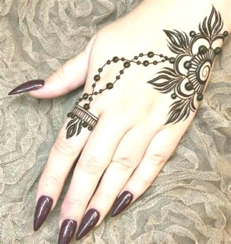 Pernahkah kamu menggunakan henna di tangan? 30+ Gambar Tato Keren Yang Mudah Ditiru - Gambar Sangat Keren