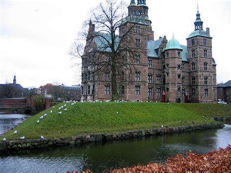 Rosenborg slot) is een stadspaleis in renaissancistische stijl uit 1607 in het stadspark østre anlæg in het centrum van kopenhagen, grenzend aan kongens have. File:Rosenborg Slot, Copenhagen 008 edited.jpg - Wikimedia ...