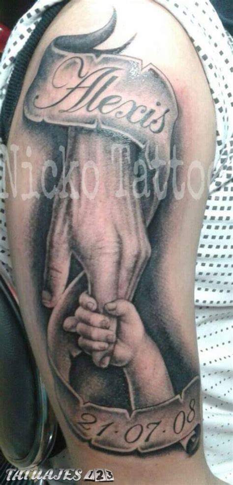 Y en algunas son ambos quienes optan por hacerse idéntico tatuaje para simbolizar su unión. Manos realismo de padre e hijo - Tatuajes 123