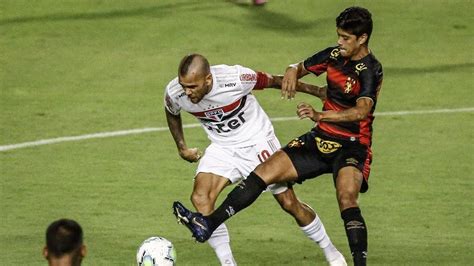 Ele formou uma dupla de ataque quase que perfeita com o argentino rigoni, que marcou os outros dois gols do time na partida. Daniel Alves, do São Paulo, disputa bola com Betinho, do ...