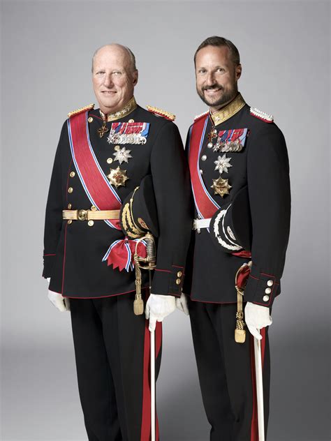 This is the official site of the hurtigruten ship ms kong harald. Kong Harald - kongehuset.no