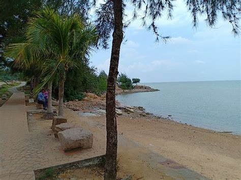 Pantai minyak beku ini bukan hanya untuk refreshing namun kita juga dapat memancing ikan di sana, selain itu kita juga dapat belajar sejarah ,. Pantai Minyak Beku (Frozen Oil village) (Batu Pahat ...