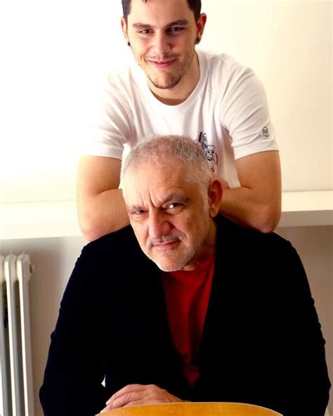 Ο νίκος πορτοκάλογλου, λίγο πριν την επίσημη κυκλοφορία του νέου του άλμπουμ «εισιτήριο»παρουσιάζει το single «μαζί». Νίκος Πορτοκάλογλου: Η σπάνια φωτογραφία με τον γιο και ...