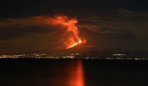 Il vulcano che si erge maestosamente su tutta catania fa tremare i siciliani con la ripresa della sua attività. Etna eruzione oggi 2020, boati e colate di lava dal vulcano