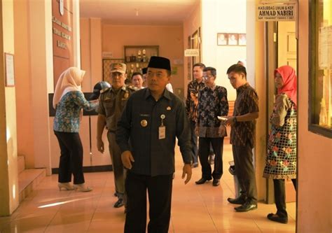 Jadi, anda bisa mengirim barang pagi, siang, atau bahkan malam. Sidak, Kantor Lurah di Merangin Kosong