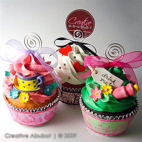 Silly and whimsical, this video tutorial shows how to create a mad hatter fondant cupcake topper! Alice in wonderland cupcakes image by Sweet Delights ...