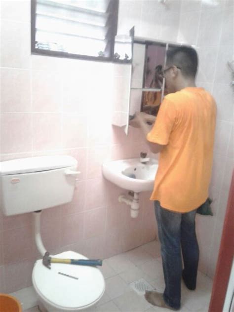 Mengubahsuai tandas dan menukar tandas cangkung kepada tandas duduk. Kedai tandas di Kuala Lumpur, Selangor