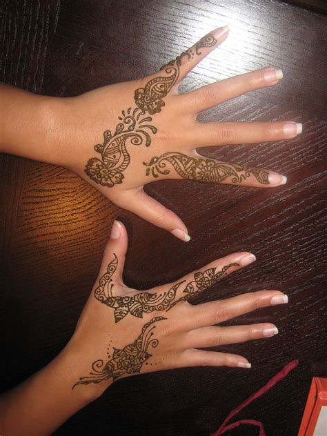 When the fallen leaves are dried and squashed into a powder, the natural properties found within the plant can briefly stain the skin. Henna body Tattoos