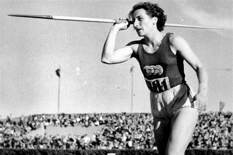 Září 1922) uložili zástupci olympijského výboru ostatky světové. Décès de la Tchèque Dana Zatopkova - MARATHONS.FR