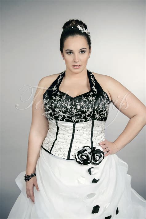 In der artikelgalerie des brautkleides. Brautkleid TW0171B für große Größen in schwarz weiß