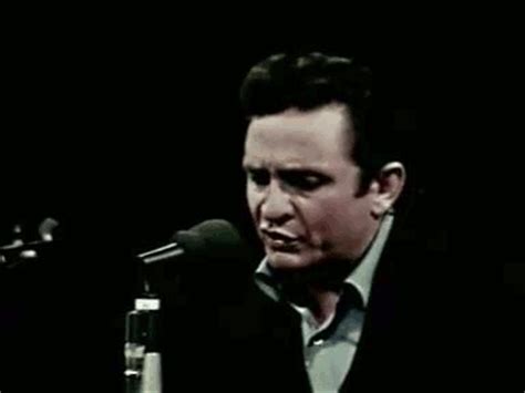 Toen hij 3 jaar oud was verhuisden zijn ouders naar dyess, ongeveer honderd kilometer ten noorden van nashville in de staat tenessee. AKI GIFS: Gifs animados Johnny Cash