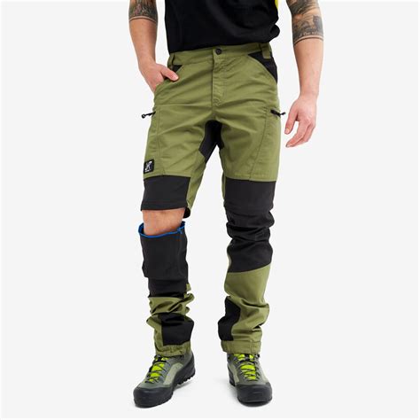 Stretchpanelerna över knän, stuss, knäveck och höft ger en bra komfort och ventilationsdragkedjorna på lårens utsidor kommer väl. Nordwand Pro Zip-off Pants Men Pine Green | RevolutionRace