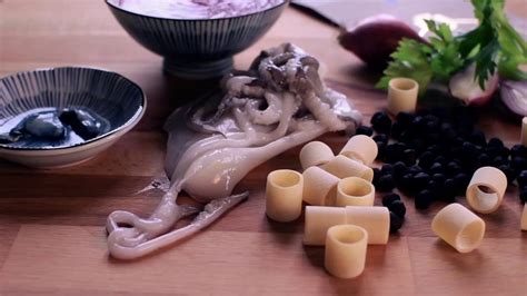 Le ricette con i ceci sono davvero molte, questo perchè sono dei legumi gustosi e versatili. Ricetta Ceci neri al nero di seppia - YouTube