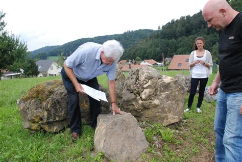 Findlinge für die landschaft sind manchmal von hauseigentümern übersehen, aber diese sehr großen steine können in mehreren.findlinge im garten schaffen. Findling-Garten in Kirchleerau nun beschriftet ...
