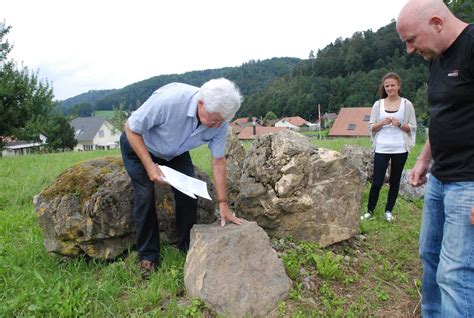 Wer in seinem garten findlinge legen möchte, muss sich über den standort und die gartengestaltung absolut gewiss sein, da auf grund des gewichtes von findlingen ein späteres umlagern schwer ist. Findling-Garten in Kirchleerau nun beschriftet ...