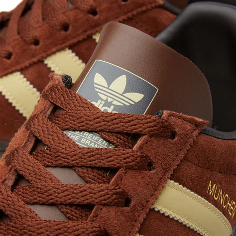 Diese schuhe erfreuten sich über die jahrzehnte hinweg fast durchgehender beliebtheit und entsprechen bis heute dem geschmack vieler generationen und stilrichtungen. Adidas Spezial München Bark, Sand & Vintage White | END.