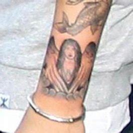 Justin bieber posted a shirtless photo showing off his many tattoos, and selena gomez is living for it. A chronology of some of the religious tattoos Justin ...