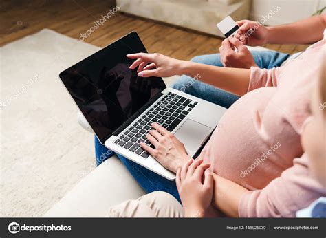 Pourquoi investir dans une résidence étudiante. famille, acheter des produits en ligne — Photographie ...