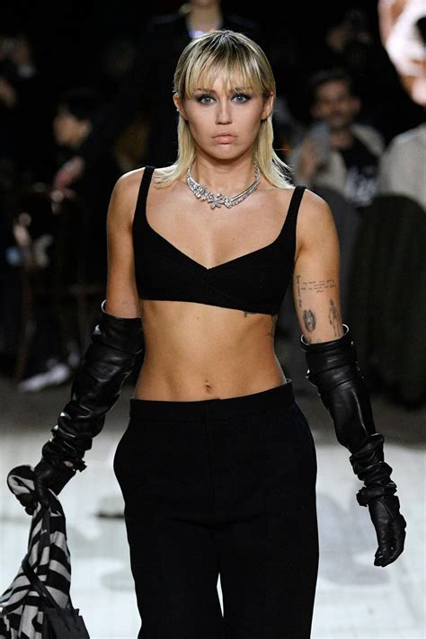 Miley cyrus repeats her wrecking ball moment at the 2020 vmas while singing midnight sky. MILEY CYRUS at Marc Jacobs Runway Show at New York Fashion Week 02/12/2020 - HawtCelebs