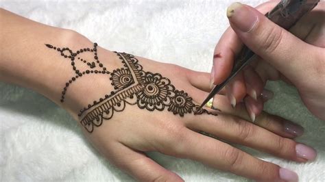 Henna juga dipakai untuk menyehatkan rambut agar semakin mengkilap. Henna Tangan Simple Dan Mudah