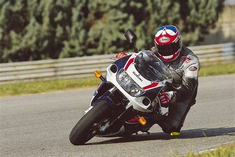 No vídeo de hoje fizemos um review da srad 750. SUZUKI GSX-R750 (1996-1999) Review | MCN