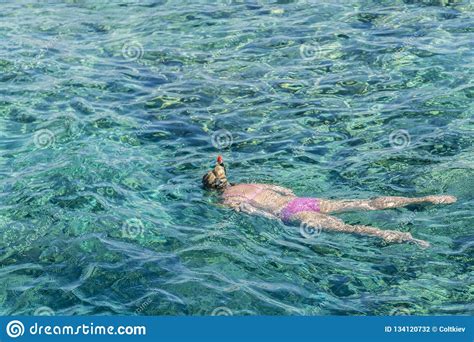 Ragazza Che Si Immerge In Acqua Tropicale Sulla Vacanza Nuoto Della Donna Nel Mare Blu ...