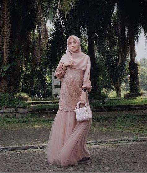 Khusus bagi para wanita berhijab, mereka pastinya tidak ingin kalah modis. 50+ Inspirasi Model Baju Gamis Pesta Mewah Terbaru | Gaun ...