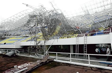 Sebentar tadi laman sosial media twitter rasmi pasukan terengganu fc memuat naik beberapa keping gambar yang menunjukkan perkembangan mengenai rumput baru padang di stadium sultan mizan zainal abidin di gong badak yang sedang melalui proses naik taraf. Kampungku: BUMBUNG STADIUM SULTAN MIZAN RUNTUH