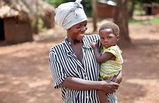 uganda mother volunteering entouriste son child