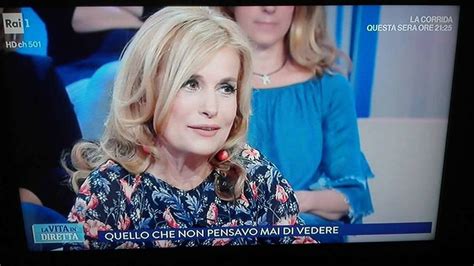 Giornalista e conduttrice televisiva, con il suo primo romanzo, amiche di salvataggio. Alessandra Appiano morta suicida, i messaggi delle ...