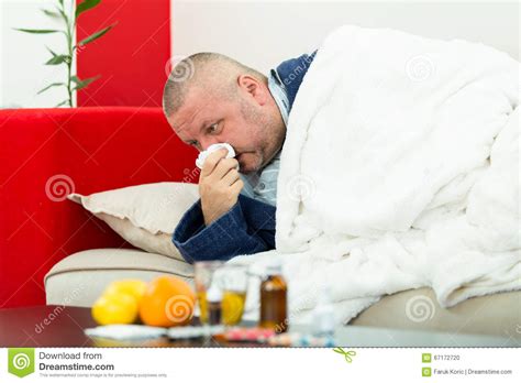 Ein mann im krankenhausbett, der angst hatte, nachdem er die diagnostischen testergebnisse erhielt. Kranker Mann Im Bett Mit Drogen Und Frucht Auf Tabelle ...