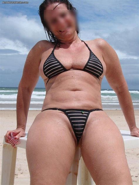 Mulher de corno na praia de biquíni | Amadoras Quentes