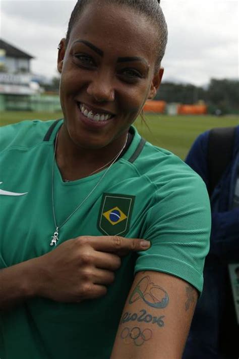 Goleira da seleção brasileira, foi campeã pelo corinthians em 2018, onde atua nos dias de hoje. Jogadoras da seleção feminina de futebol capricham no ...