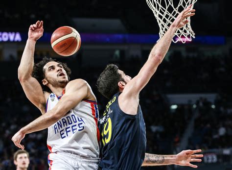 Temsilcilerimiz anadolu efes ve fenerbahçe beko, sinan erdem'de karşı karşıya geldi. Anadolu Efes, Fenerbahçe Beko'yu ligde de devirdi