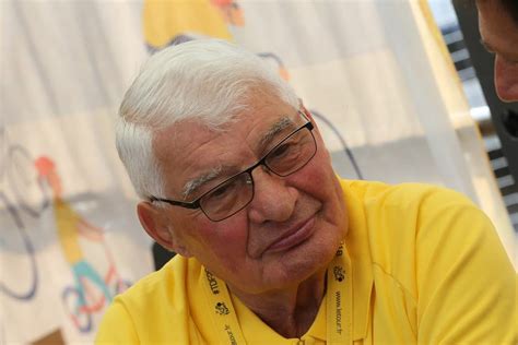 A pesar de que nunca vistió el maillot amarillo de líder del tour, la figura de raymond poulidor quedó inevitablemente unida a ese color y. Obituary: Raymond Poulidor | Road Bike Action - Flipboard