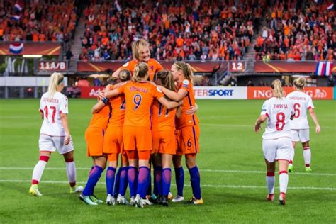 Uitgebreide vertaling voor voetbalclub (nederlands) in het duits. Nederland (dames) foto - FCUpdate.nl