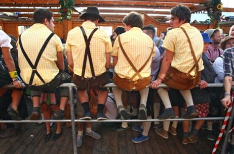 Held annually in munich, bavaria, germany. Das Oktoberfest beginnt: Auf den Mann am Hammer kommt es ...