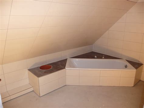 .badewanne gefliest mit ablage › badewanne gefliest modern › badewanne. Küche, Fliesen im Badezimmer, abgehängte Decke im EG ...