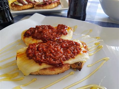 Brindisa x tart heirloom sobrasada bruschetta & artichoke salad. Tosta mallorquina de sobrasada - La Cocina de Pedro y Yolanda