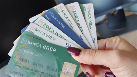 Zbog Intesa kartica bili zarobljeni na pumpama i u radnjama