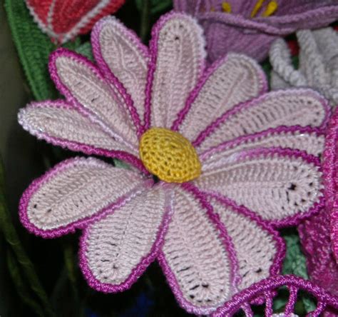 Con lo stesso semplice disegno, è possibile realizzare dei fiori e creare dei piccoli bouquet all'uncinetto. CREATIVA IO: Fiori all'uncinetto
