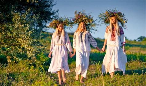 Fashion inspired by traditional romanian clothing  Sânziene sau Drăgaica. Zece lucruri pe care să nu le faci ...