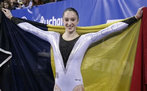 Ze is daarmee de allereerste belgische turnster die een gouden medaille haalt in het turnen. Goud voor Nina Derwael op EK turnen op brug met ongelijke ...