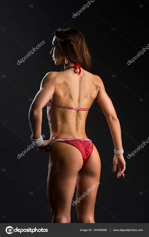 Goditi una riduzione su costume da bagno intero da bambina con nodo sulla spalla e stampa fenicottero. Bikini fitness ragazza in costume da bagno rosso — Foto ...