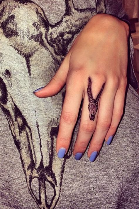 Открыть страницу «inkaholik tattoos kendall» на facebook. Kendall Jenner Tattoo Sensations — Faux and Real