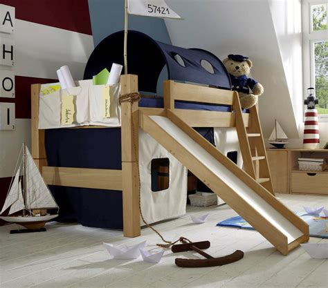 In kleinen räumen ist ein hochbett aus kiefer oder buche perfekt, da sich unter dem bett schreibtisch und co. Halbhohes Hochbett mit Rutsche - Kids Fantasy | BETTEN.at