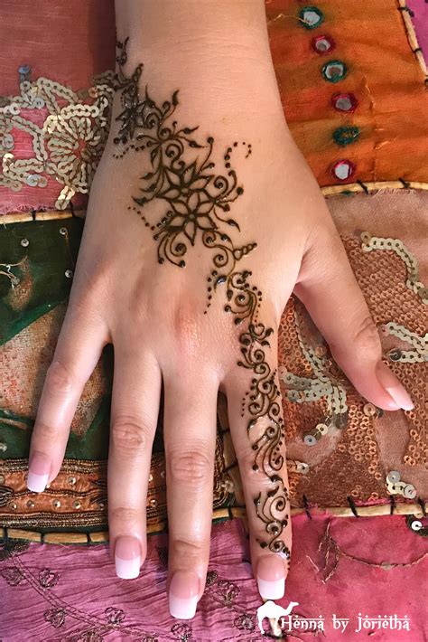 The henna tattoo kits came with a very detailed beginner guide, which was very helpful for starter (as i was, at that time) to show how to apply henna powder on. Simple curly henna strip from wrist to finger | Real ...