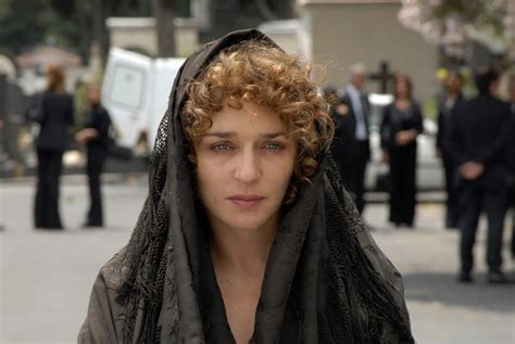 Il sole nero (2006), scheda completa del film di krzysztof zanussi con valeria golino, kaspar capparoni, lorenzo balducci: Valeria Golino con il capo coperto da un velo in una scena ...