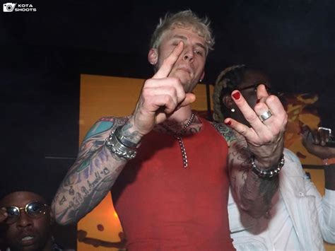 News april 14, 2021 don't try and put labels on machine gun kelly. Pin de anny em colson baker