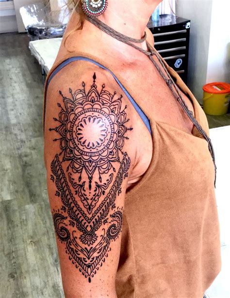 Henna tattoo ideas on back of hand. Black shoulder tattoo. Henna style. | Shoulder tattoo ...